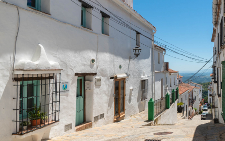 Quiet, traffic-free street (parking is close by)